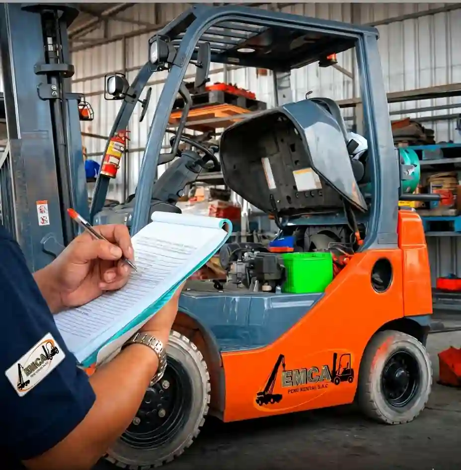 Técnico revisando un montacargas industrial.